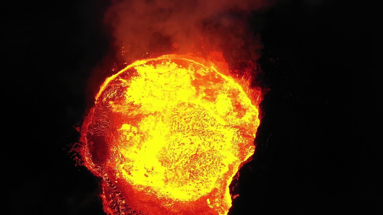 erupción de lava de un volcán