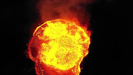 erupción de lava de un volcán