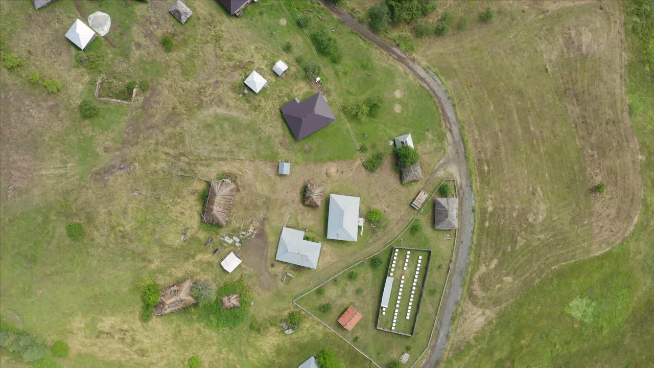 vista aérea de pájaro de ticije polje ethno village, serbia