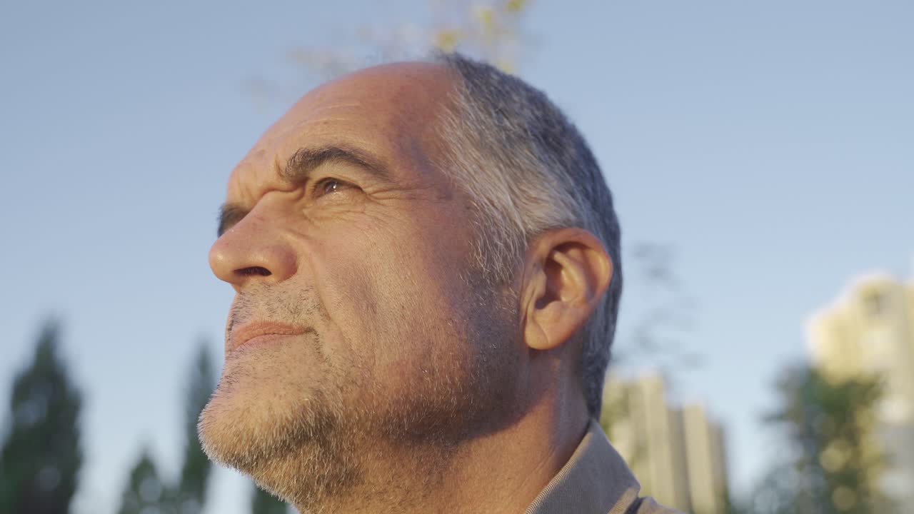 старик-пенсионер загорается.