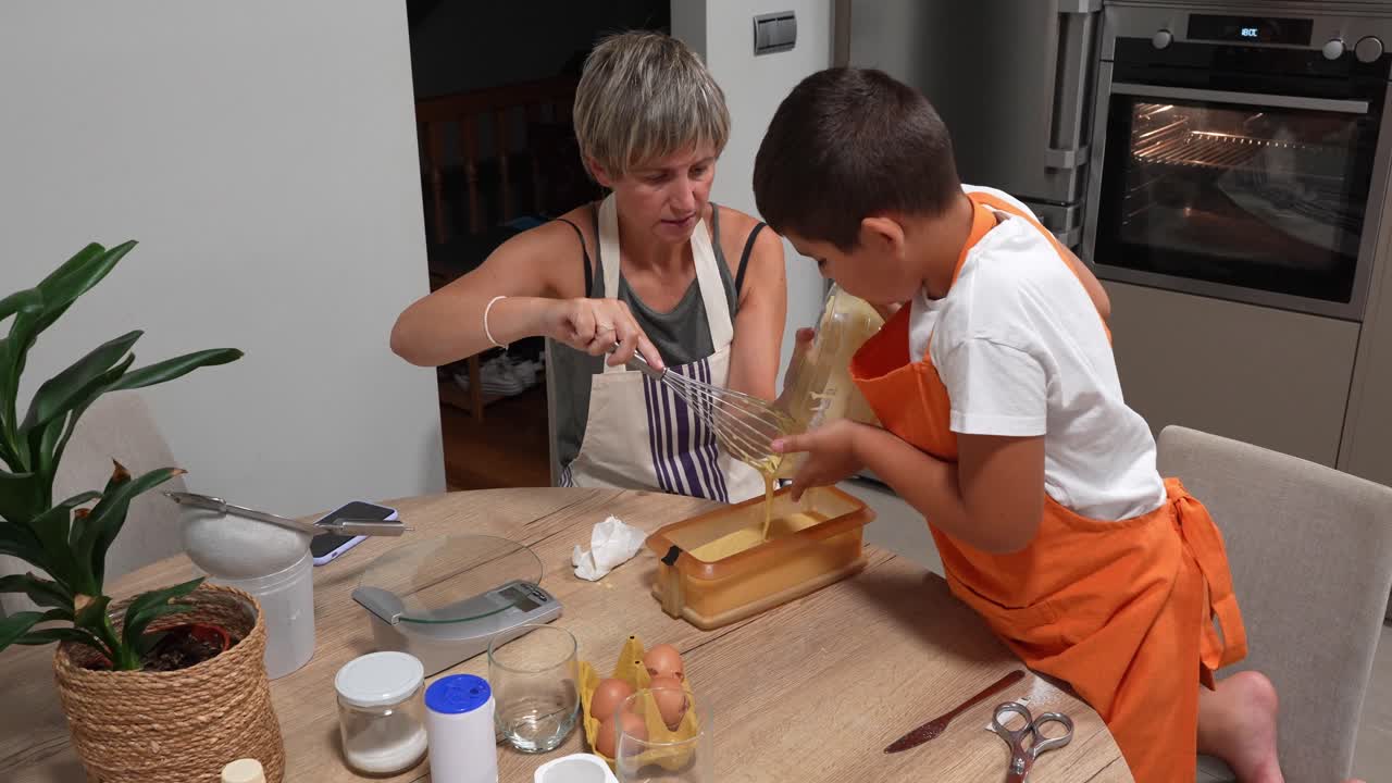 Madre e figlio che cucinano insieme in cucina