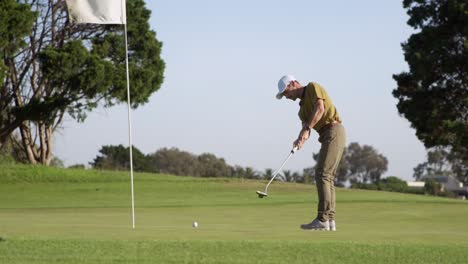 Jugador-De-Golf-Golpeando-La-Pelota-Con-Su-Palo.