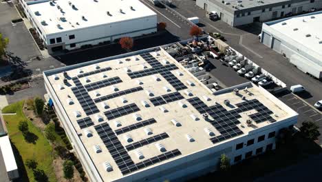 vista aérea de la matriz de paneles solares en la parte superior del edificio de la industria en estados unidos, disparo de drones