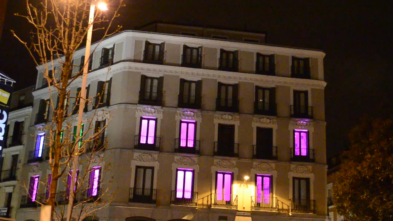 PLAZA DEL CALLAO. Hotel en la zona de Madrid. Habitaciones vacías parpadean