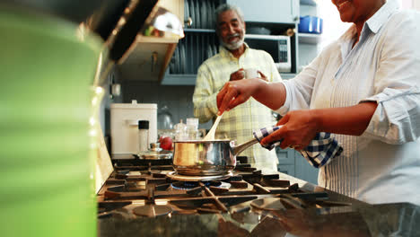 Pareja-Mayor-Preparando-Comida-En-La-Cocina