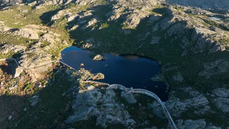 Stausee-Covão-Do-Oven-In-Der-Rauen-Landschaft-Der-Serra-Da-Estrela