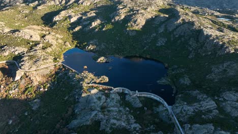 el embalse de la presa de covão do forno en el escarpado paisaje de la serra da estrela