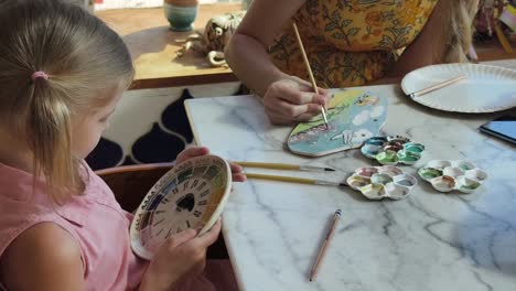 pintura de niño y madre en placa de cerámica
