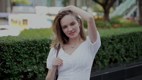 mujer con un vestido blanco, al aire libre