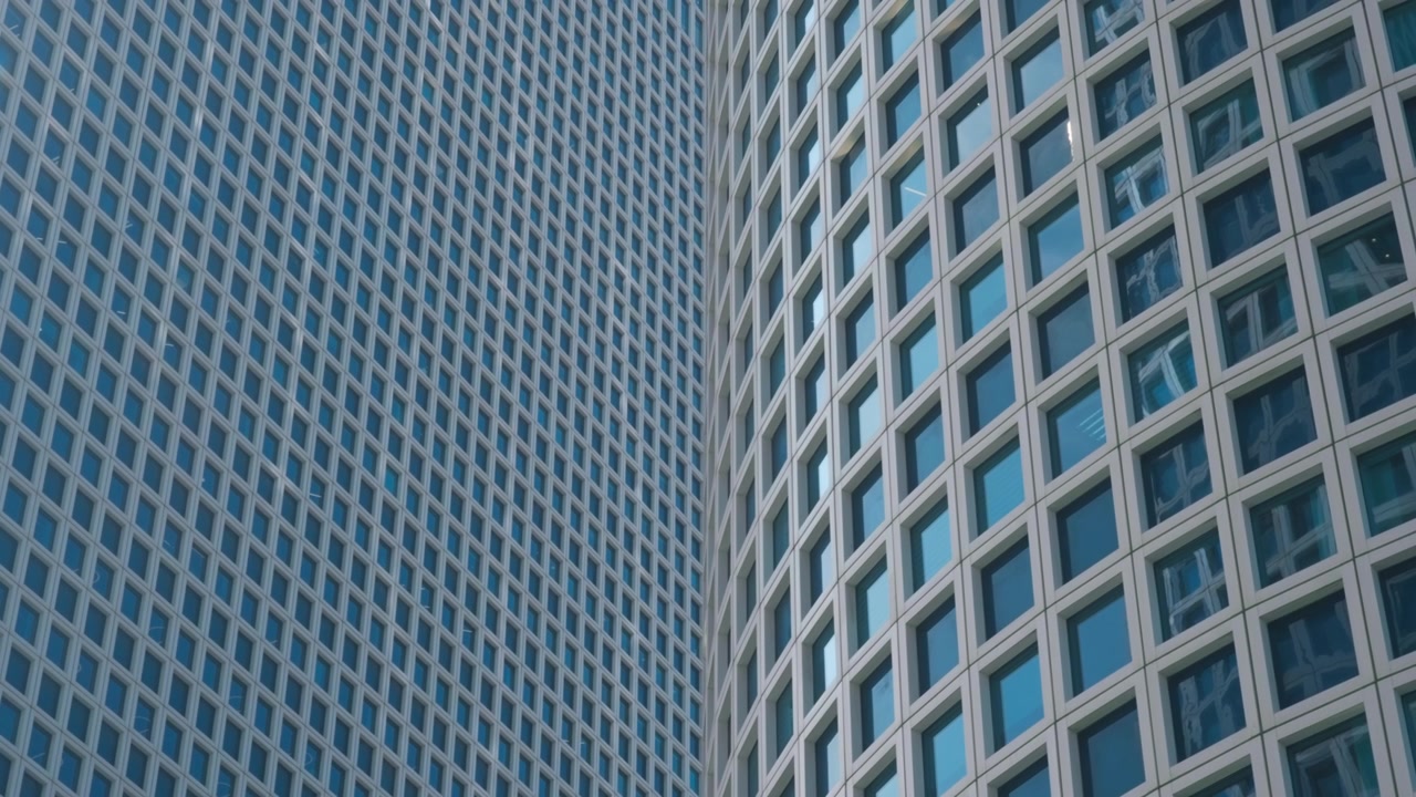 Fachada de edificios de oficinas en el centro