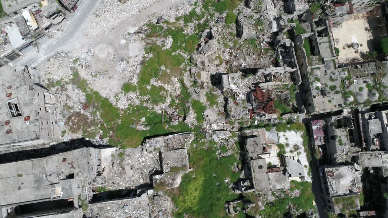 vista aérea con un dron sobre los techos de los edificios en ruinas de la antigua ciudad en el centro de alepo en siria, incluso después de la guerra 4k