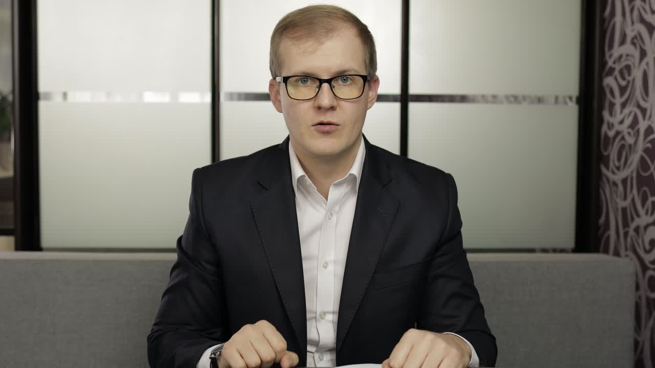 hombre haciendo una llamada de video. educación a distancia con la clase de los niños en casa