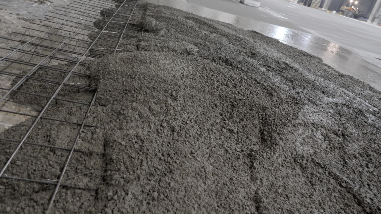 건설 현장 에 콘크리트 를 는 일