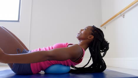 mujer estirándose en el estudio de fitness 4k