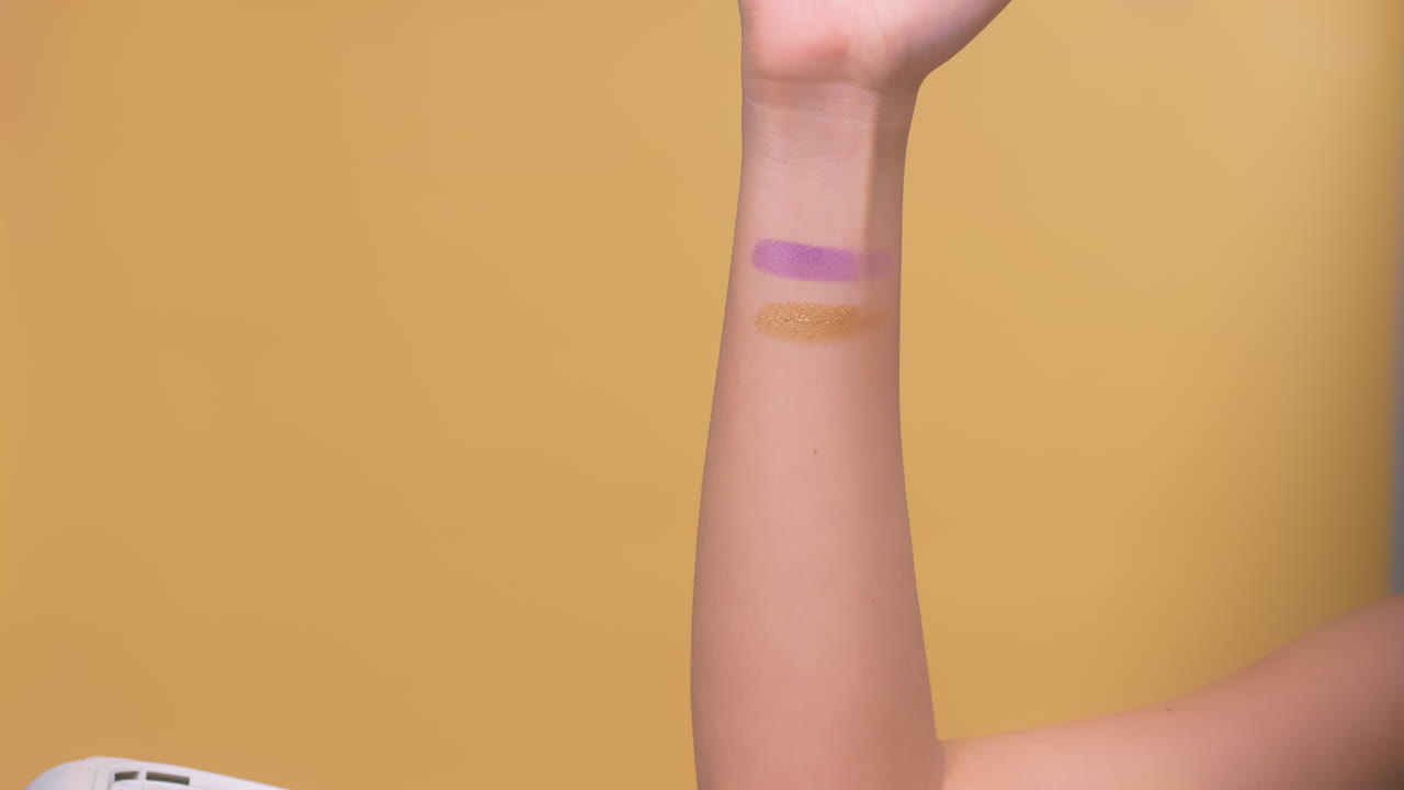 다채로운 메이크업 브러쉬가 손에 적용됩니다.