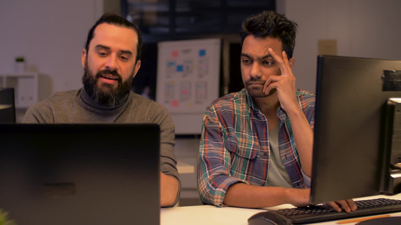 equipo creativo con computadora trabajando hasta tarde en la oficina