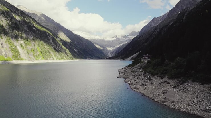 Volo sopra il grande lago artificiale di sbarramento di Schlegeis nella valle alpina tirolese dell'Ötztal.