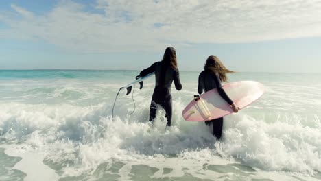 Couple-walking-toward-the-sea-4k