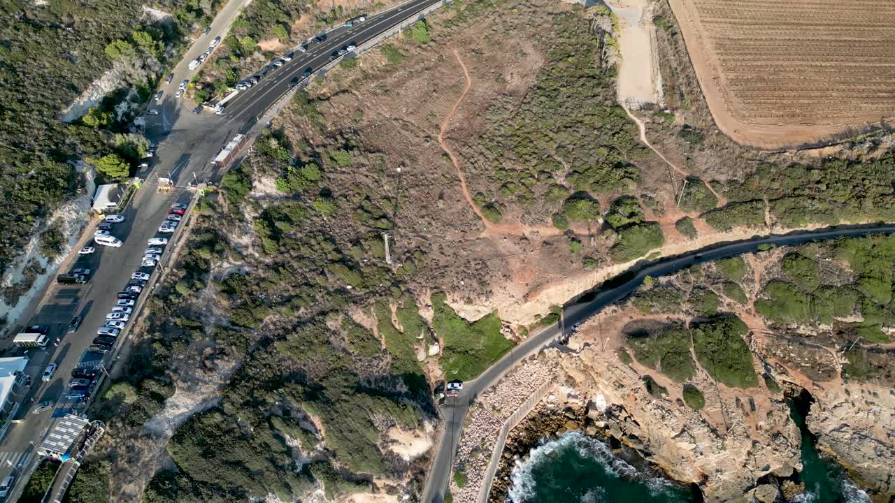 이스라엘 과 레바논 의 국경 을 분리 하는 가장 북쪽 지점 인 로시 하니크라 의 아름다운 4k 드론 파노라마 비디오