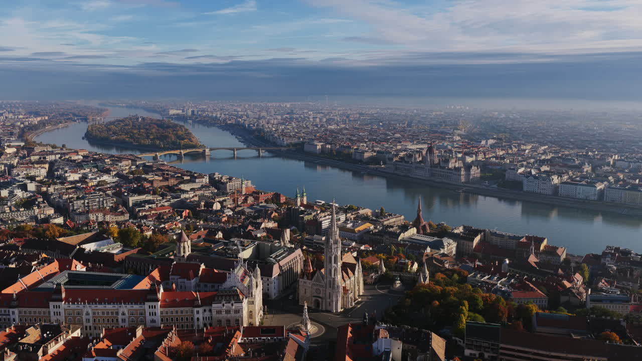 Un panorama mozzafiato di Budapest con il Danubio, l'Isola Margherita e il Parlamento visibili oltre la Chiesa di Mattia