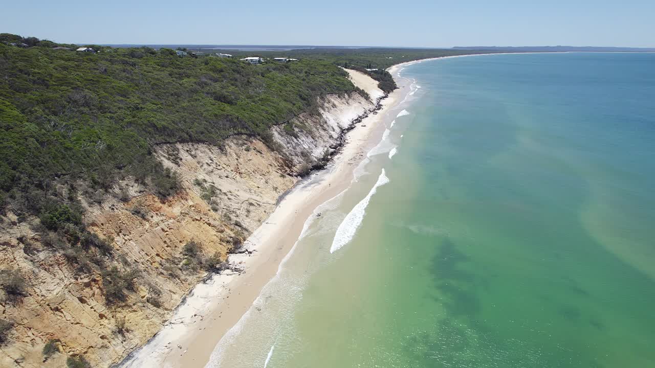 paisaje idílico en la playa del arco iris en queensland, australia - toma aérea de drones