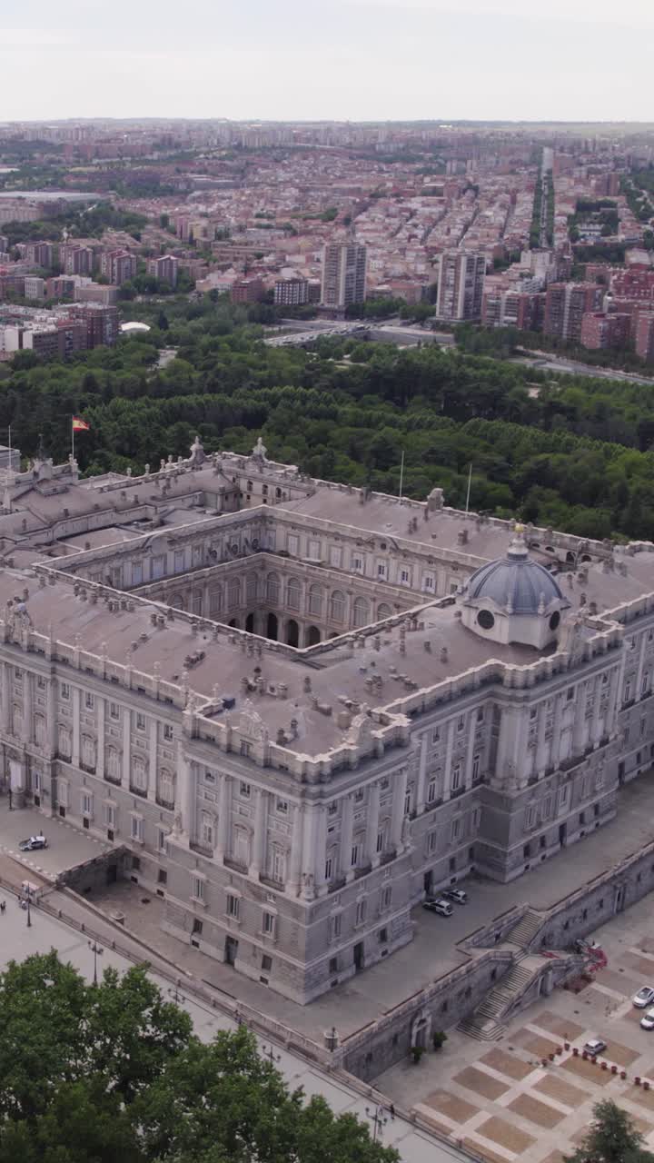 Vista aerea verticale che cattura la grandezza del Palazzo Reale di Madrid e i suoi splendidi giardini.