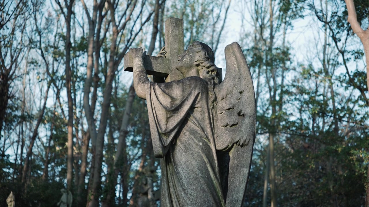 Engleskulptur fra en gravsten på en gotisk kirkegård i England