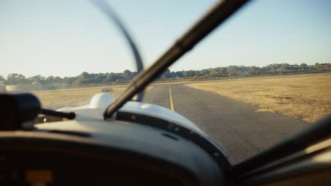 punto de vista del piloto de una pequeña aeronave que baja por la pista acerca de la salida y despegue