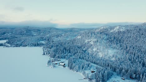 Pueblo-Junto-Al-Bosque-De-Montaña-Cubierto-De-Nieve-Durante-El-Invierno