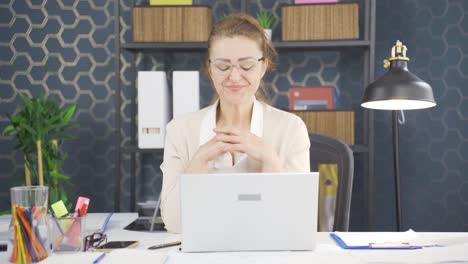 retrato de una mujer de negocios exitosa e inteligente.