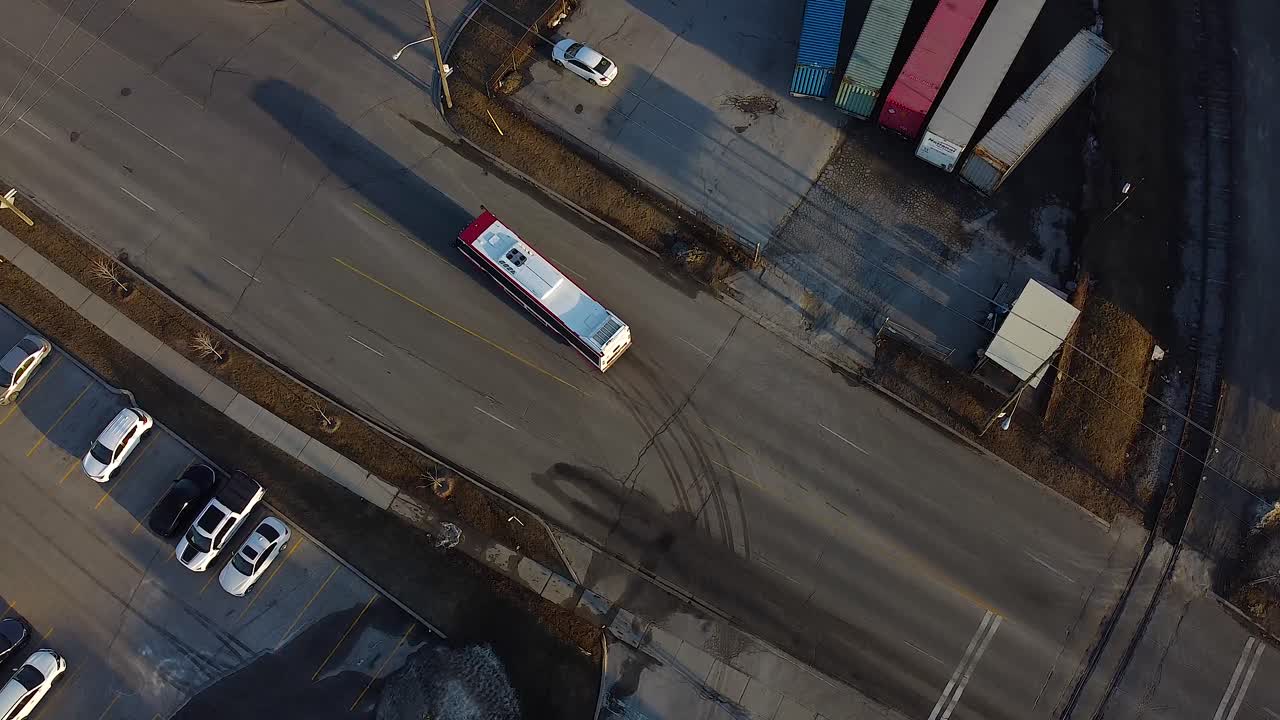 Autobus veřejné dopravy TTC opouští velké provozní, údržbové a skladovací zařízení a jede po silnici, pohled shora.
