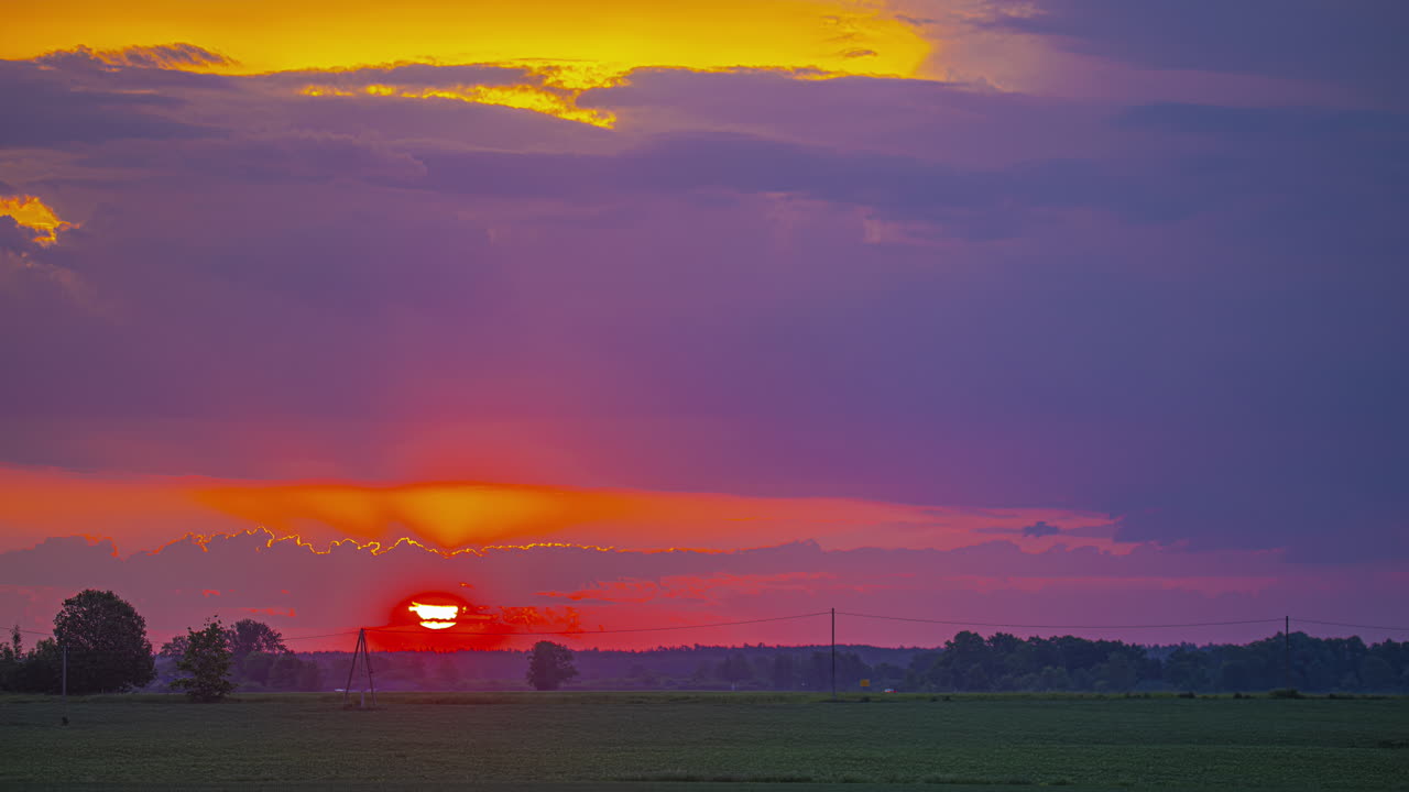 활기찬 색, 극적인 구름, 나무가 있는  위의 해가 뜨는 시간