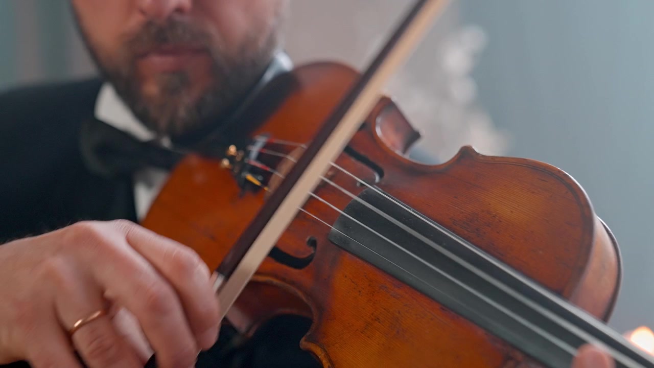 Primo piano di un musicista che suona il violino
