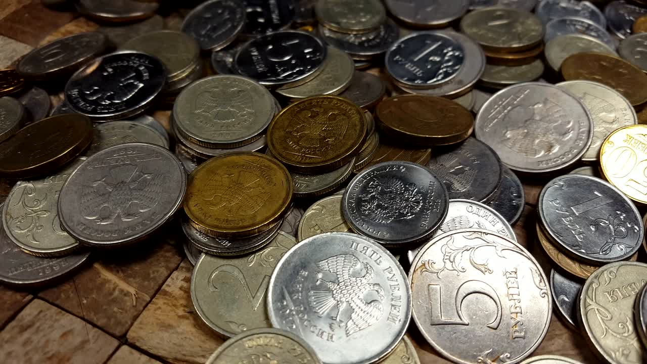 el dinero ruso gira en la mesa.