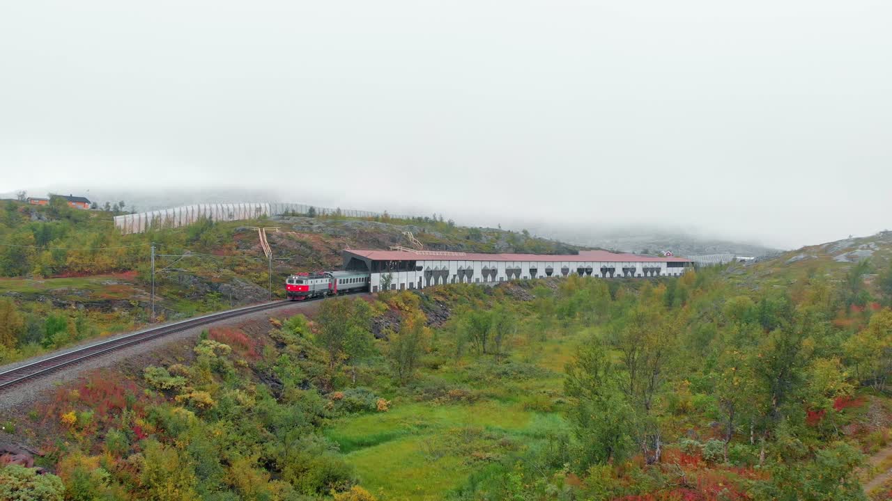 항공: 스웨덴 북극 열차가 노르웨이 북부의 터널에서 나오고 있습니다.