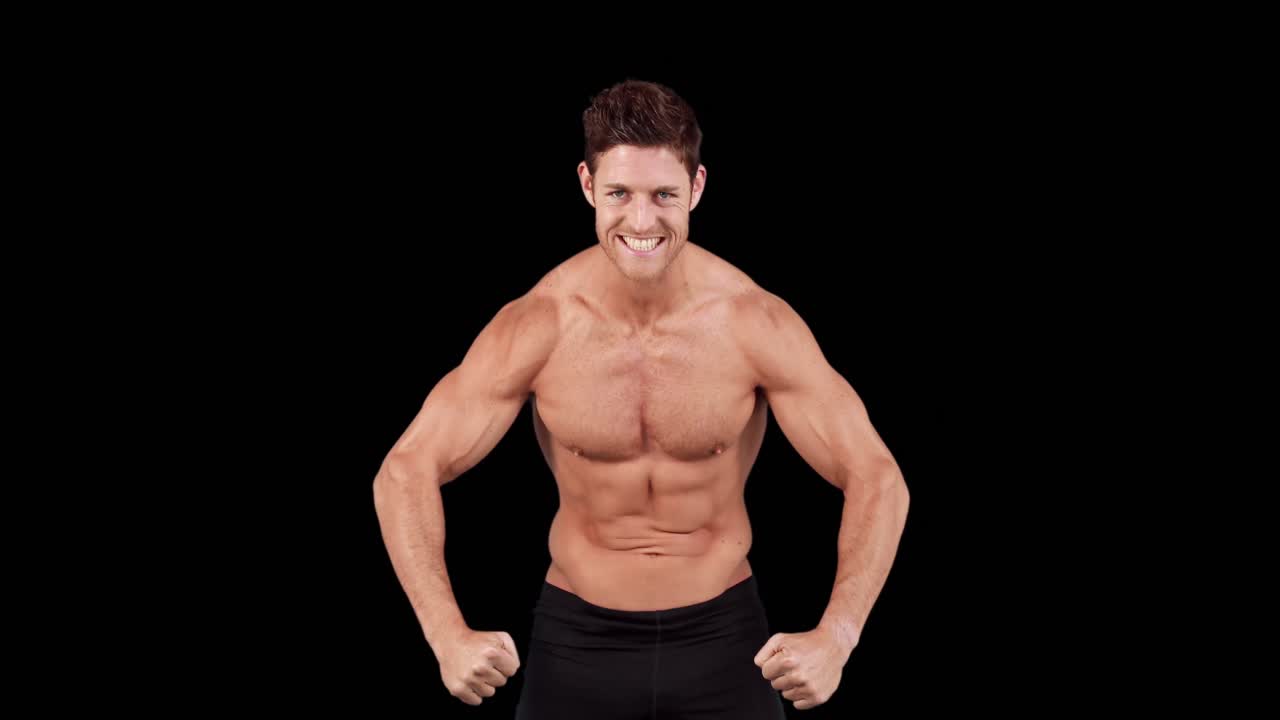 el culturista se flexiona para la cámara.