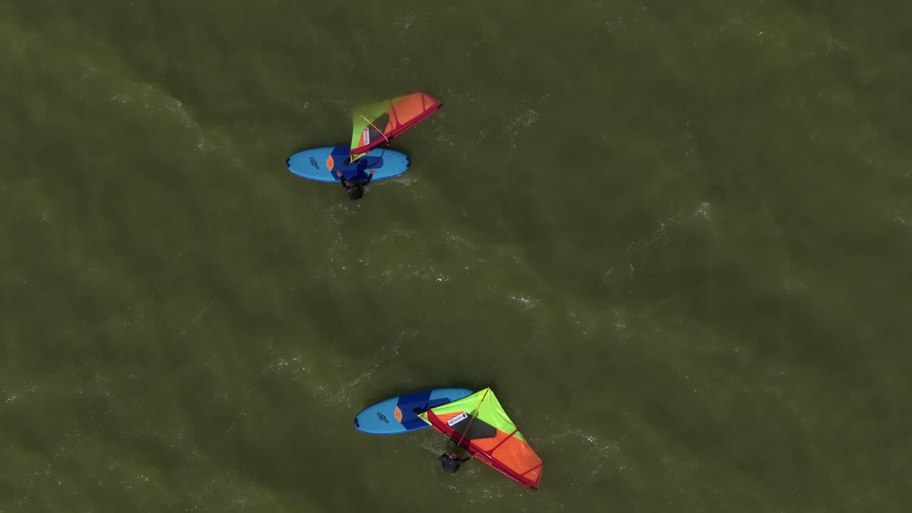 Luftfoto av Makkum med IJsselmeer, surfing, vind, som viser et rolig kystlandskap i Nederland med omfattende detaljer
