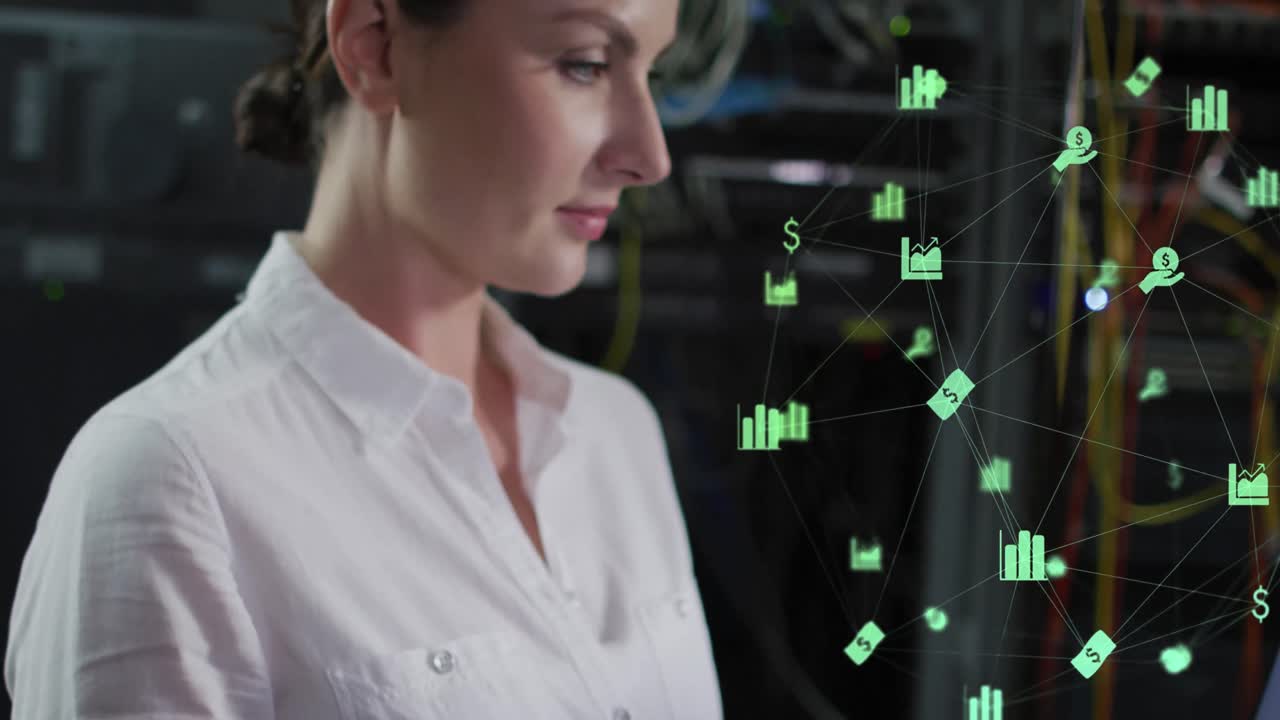 animación de iconos sobre mujer caucásica trabajando en la sala de servidores