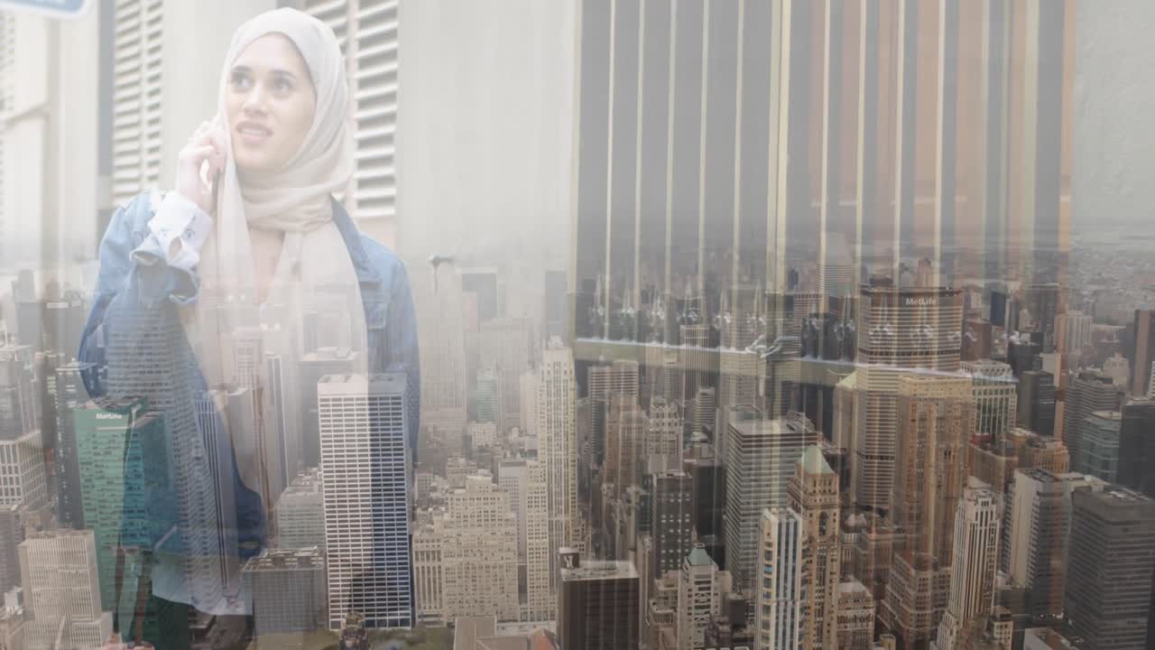 Animazione di donna asiatica con hijab con smartphone su paesaggio urbano.