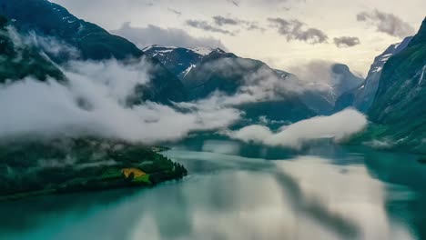 Schöne-Natur-Norwegen-Naturlandschaft-Lovatnet-See-über-Den-Wolken-Fliegen.