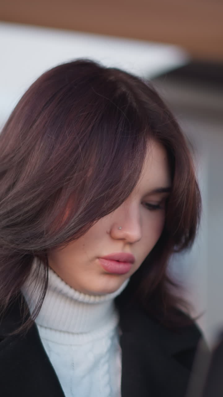 노트북에 집중하고 일이나 공부에 몰두하는 젊은 성인 여성, 부드러운 조명, 흐릿한 배경은 집중과 평온의 분위기를 만니다.