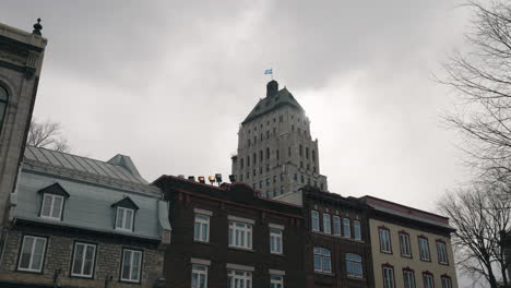 Edifice-Price-Skyscraper-With-Quebec-Flag-In-Quebec-City,-Quebec,-Canada