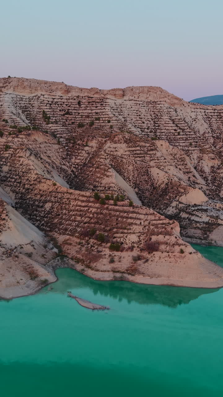 Montagne pittoresche con un lago adiacente