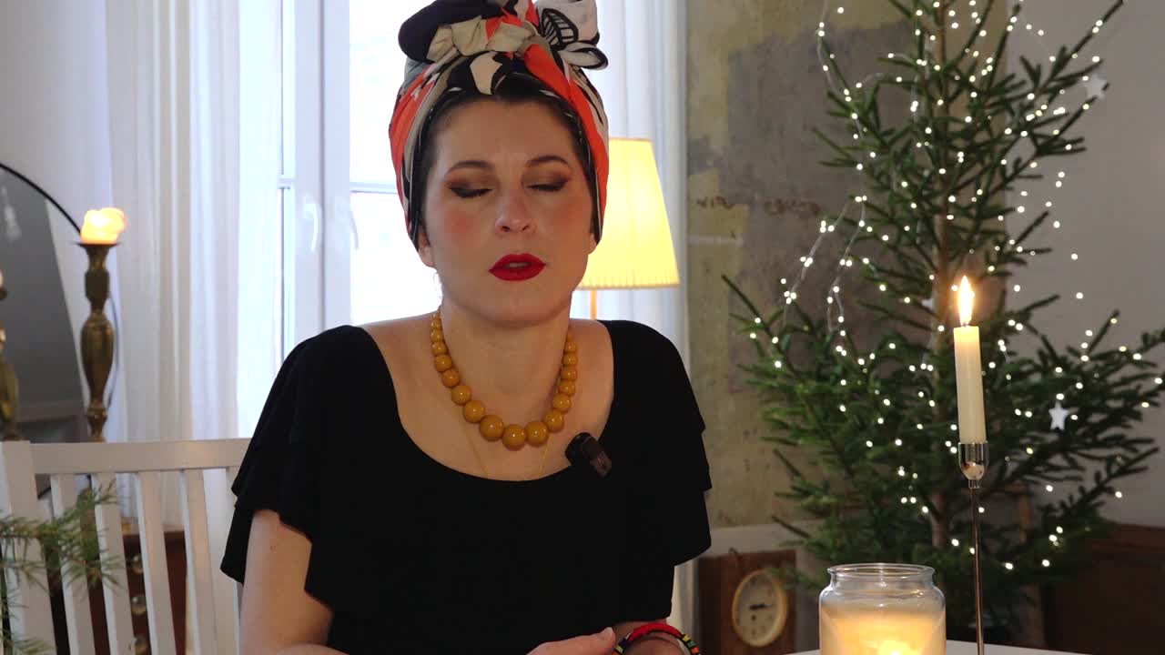 una mujer con un pañuelo en la cabeza