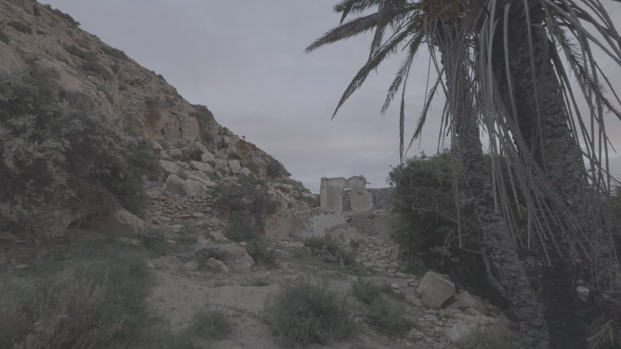Rovine abbandonate in un paesaggio montuoso