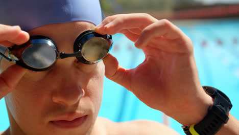 nadador masculino de pie cerca de la piscina 4k