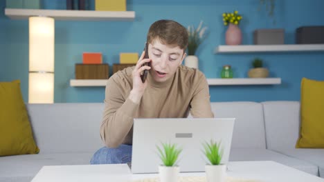 el joven que mira la computadora portátil se regocija.