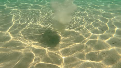 Unterwasserwellen-sonnenreflexion-Und-Stein,-Der-Zu-Boden-Fällt