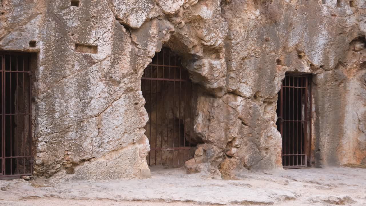 아테네 의 바위 동굴 입구 에 막힌 문 이 있다