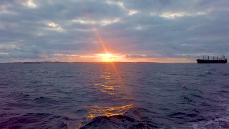 hora de oro sobre el mar en video, la puesta de sol se refleja en el océano
